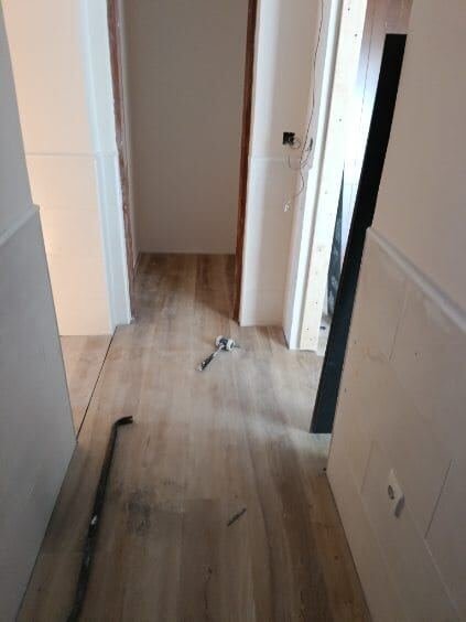 Pasillo con suelo laminado instalado